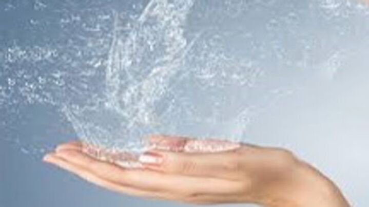 Spruzzare dalle mani delle mani sott'acqua